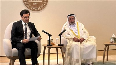 وزير الثقافة يسلم حاكم الشارقة جائزة النيل للمبدعين العرب
