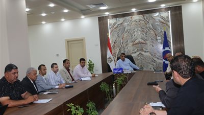 محافظ السويس يعلن إقامة سوق سمك حضاري ويشدد على ضبط الأسعار ودعم الصيادين