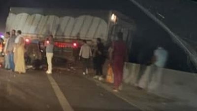 محاولات لاستخراج السائق من الكابينة.. تصادم تريلا بسيارتين على الطريق الإقليمي بالمنوفية| صور 