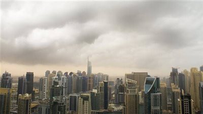 طقس متقلب في الإمارات.. توقعات بسقوط أمطار ونشاط للرياح