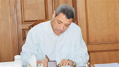 تقاضى أموالا من الطلاب.. محافظ السويس يوقف معلمًا عن العمل ويحيله إلى جهات التحقيق 