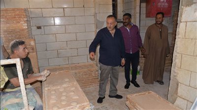محافظ أسيوط في زيارة مفاجئة لمخبز بلدي للاطمئنان على جودة الخبز والالتزام بالمواصفات