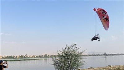 الأقصر تستضيف 55 سائحًا للمشاركة في رحلات طائرات الباراموتور الشراعية
