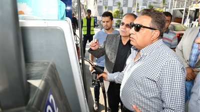 محافظ الدقهلية يتفقد محطات تموين ومواقف سيارات للتأكد من الالتزام بتطبيق التعريفة الجديدة