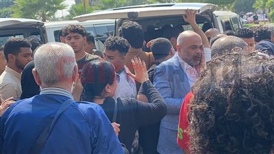 انهيار أحد أقارب الشاعر أحمد علي موسى خلال تشييع جثمانه| صور