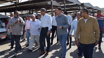 محافظ السويس يتابع انتظام العمل بالموقف الإقليمي لسيارات ميكروباص الأجرة 