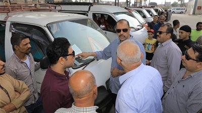 محافظ سوهاج يتابع سير العمل بمحطات الوقود ومواقف السيارات