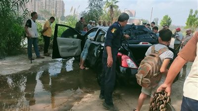 انتشال سيارة ملاكي سقطت في بحر شبين بالمنوفية| صور
