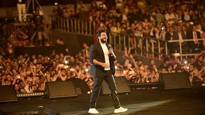 تامر حسني يشعل حفله بالإسكندرية وسط تفاعل الآلاف من الجمهور | بث مباشر