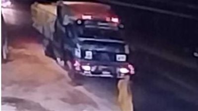  قطعه حتت.. سائق تريلا يدهس عاملا بالصف | صور