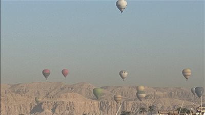 1700 سائح على متن 75 رحلة بالون طائر بالأقصر