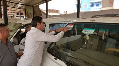 تحرير 13 مخالفة وفرض غرامات فورية في حملات على المواقف بالدقهلية