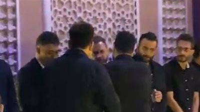 رغم خلافهما.. تامر حسين يصافح عمرو مصطفى في عزاء أحمد علي موسى بمسجد الشرطة بالشيخ زايد