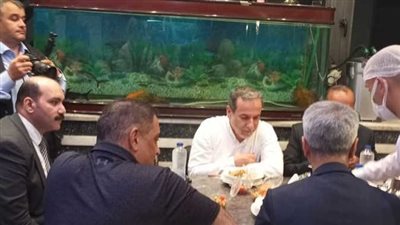 وزير خارجية إيران يتناول طبق كشري في أحد المحال الشهيرة بوسط القاهرة | صور