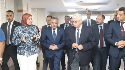 بعد الاطمئنان على طلاب حادث الجلالة.. وزير التعليم العالي يتفقد مستشفى السويس الجامعي| صور 
