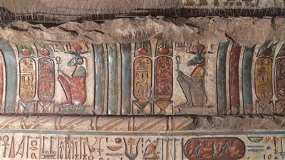 منقوشة على الجدران.. السياحة تعلن كشفا أثريا عن تصميمات ملابس الملوك والآلهة بمعبد إسنا| صور 