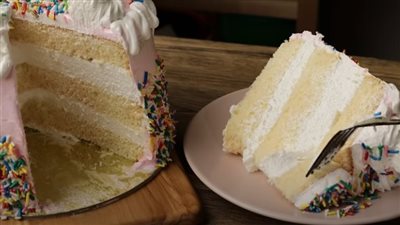 بدون دقيق ولا فرن.. طريقة عمل كيكة إسفنجية 3 بيضات فقط للتورتة 