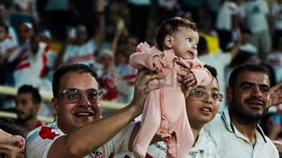 والد أصغر مشجعة زملكاوية بعد إهداء زيزو درع رجل المباراة لها: ولادي نفسهم يسلموا على زيزو وشيكابالا| خاص 