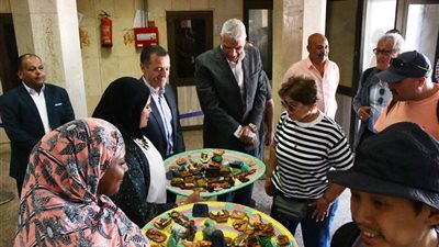 بالهدايا التذكارية الفرعونية.. محافظ أسوان يستقبل ضيوف مهرجان تعامد الشمس