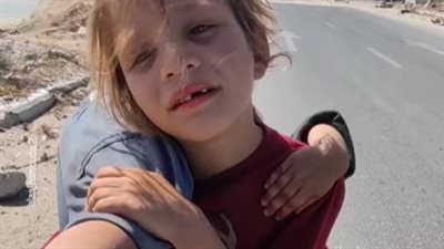 تحمل شقيقتها الجريحة فوق كتفيها.. صانع محتوى فلسطيني ينقذ صغيرة نازحة على طريق صحراوي 