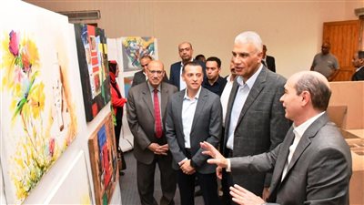 محافظ أسوان يتفقد معرض سمبوزيوم أبوسمبل في عيون الفنانين بمدخل معبدي رمسيس الثاني