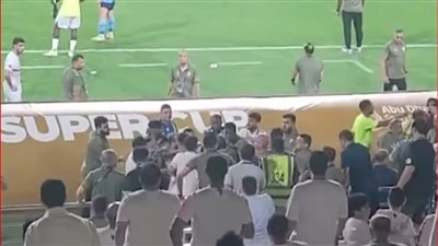 شاهد لحظة اعتداء لاعبي الزمالك على أحد رجال الأمن في الإمارات| فيديو وصور 