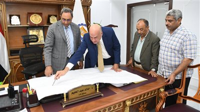 محافظ قنا: انتهاء 37 كيلو مترا من ازدواج الطريق الصحراوي الغربي و95% من كوبري فرشوط العلوي