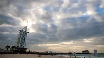 طقس الإمارات.. غيوم وأمطار متوقعة غربًا مع رطوبة عالية وضباب خفيف صباحًا