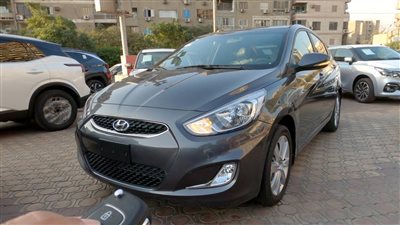 مستعدة لتصليح التلفيات.. فتاة تبحث عن صاحبة سيارة صدمتها في حادث على طريق السويس