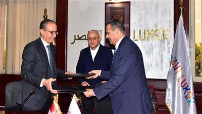 يبدأ تشغيله يناير المقبل.. محافظ الأقصر يشهد توقيع عقد تشغيل حمام السباحة الأوليمبي بالعوامية