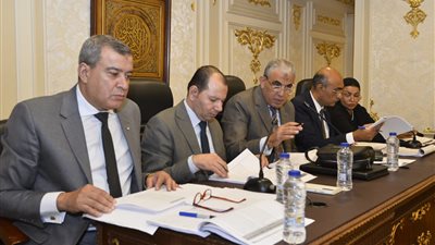 قوى عاملة النواب: حظر تقاضي أي مبالغ من العامل نظير إلحاقه بالعمل في الخارج