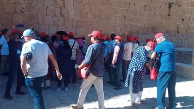 عشرات السائحين يزورون مدينة سانت كاترين.. وتسلق جبل موسى لمشاهدة الشروق 