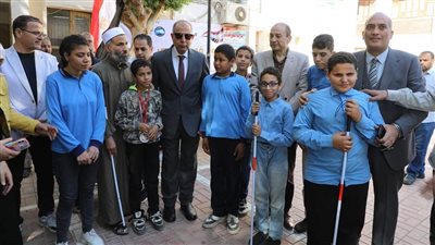 اليوم العالمي للعصا البيضاء.. محافظ المنيا يشارك أبناء مدرسة النور للمكفوفين بالاحتفال 