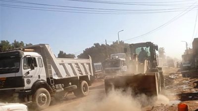 محافظ أسوان يعلن بدء العمل في مشروع رصف طريق إدفو - مرسى علم بطول 10 كم