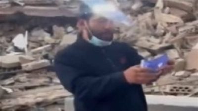 كله راح إلا البوظة.. لبنانيون يتناولون المثلجات فوق ركام المنازل 