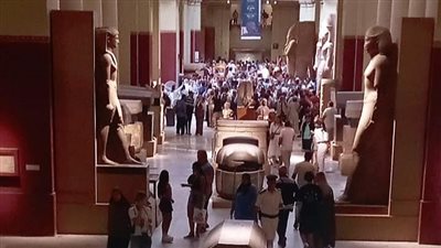 إقبال كبير من السائحين على زيارة المتحف المصري بالتحرير | صور