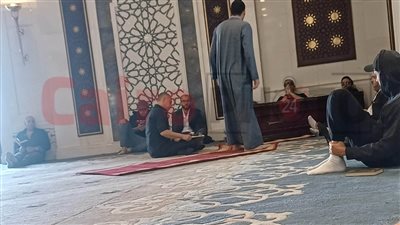 صدمة وحزن.. أحمد عصام يرافق جثمان والدته استعدادًا لصلاة الجنازة بمسجد الشرطة