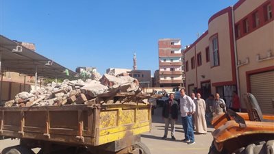 ضبط جرار ولودر لإلقائهما المخلفات في الشارع العام بالمنوفية