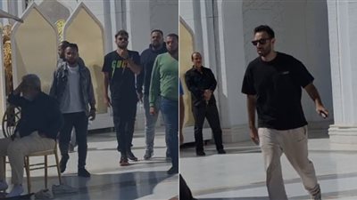 أحمد الشامي وصلاح محسن يساندان أحمد عصام خلال تشييع جثمان والدته من مسجد الشرطة