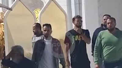 تامر حسني وحمادة هلال ومروان محسن يساندون أحمد عصام خلال تشييع جثمان والدته | بث مباشر