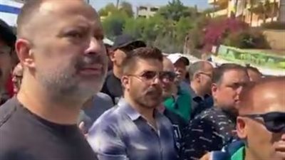 ياسر فرج يساند الفنان عمرو القاضي خلال تشييع جثمان والدته من مسجد السيدة نفيسة | بث مباشر 