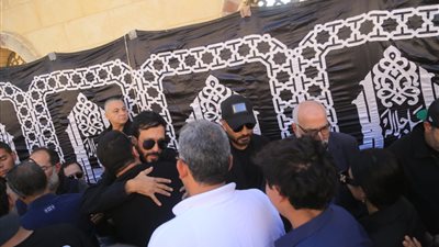 لقطات من جنازة والدة الفنان أحمد عصام.. حمادة هلال وتامر حسني يأخذان واجب العزاء وميرهان حسين تسانده