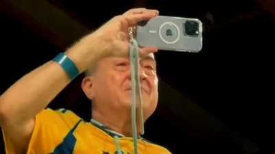 كريستيانو رونالدو يبحث عن مشجع نادي النصر العجوز الباكي