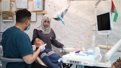 طبيب فلسطيني ينشئ خيمة أسنان: بوفر العلاج بأقل تكلفة رغم ارتفاع سعر الخامات 10 أضعافها