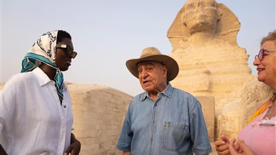 بصحبة زاهي حواس.. الممثلة الأمريكية جودي تورنر سميث تزور منطقة أهرامات الجيزة | صور
