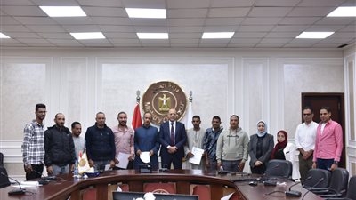 برواتب تصل لـ1700 درهم.. وزير العمل يسلم عقود عمل للمتقدمين على وظائف بالإمارات