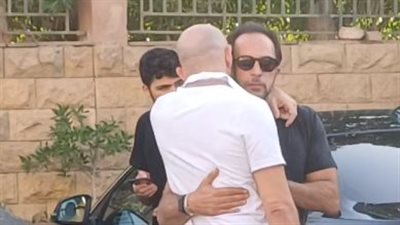 الحزن يسيطر على الفنان أحمد طارق خلال تشييع جثمان والده من مسجد الشرطة | بث مباشر