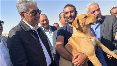 بعد صعوده الهرم الأكبر.. وزير السياحة يداعب الكلب بوكا خلال زيارته لأهرامات الجيزة| صور 