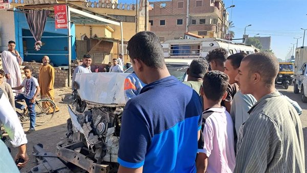 تصادم سيارتين وتروسيكل