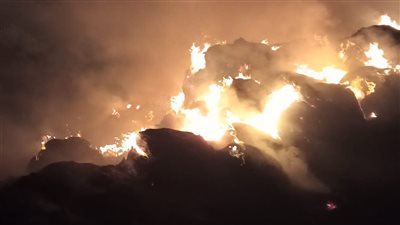نشوب حريق هائل في كميات من قش الأرز بالبحيرة.. والدفع بـ 20 سيارة إطفاء 